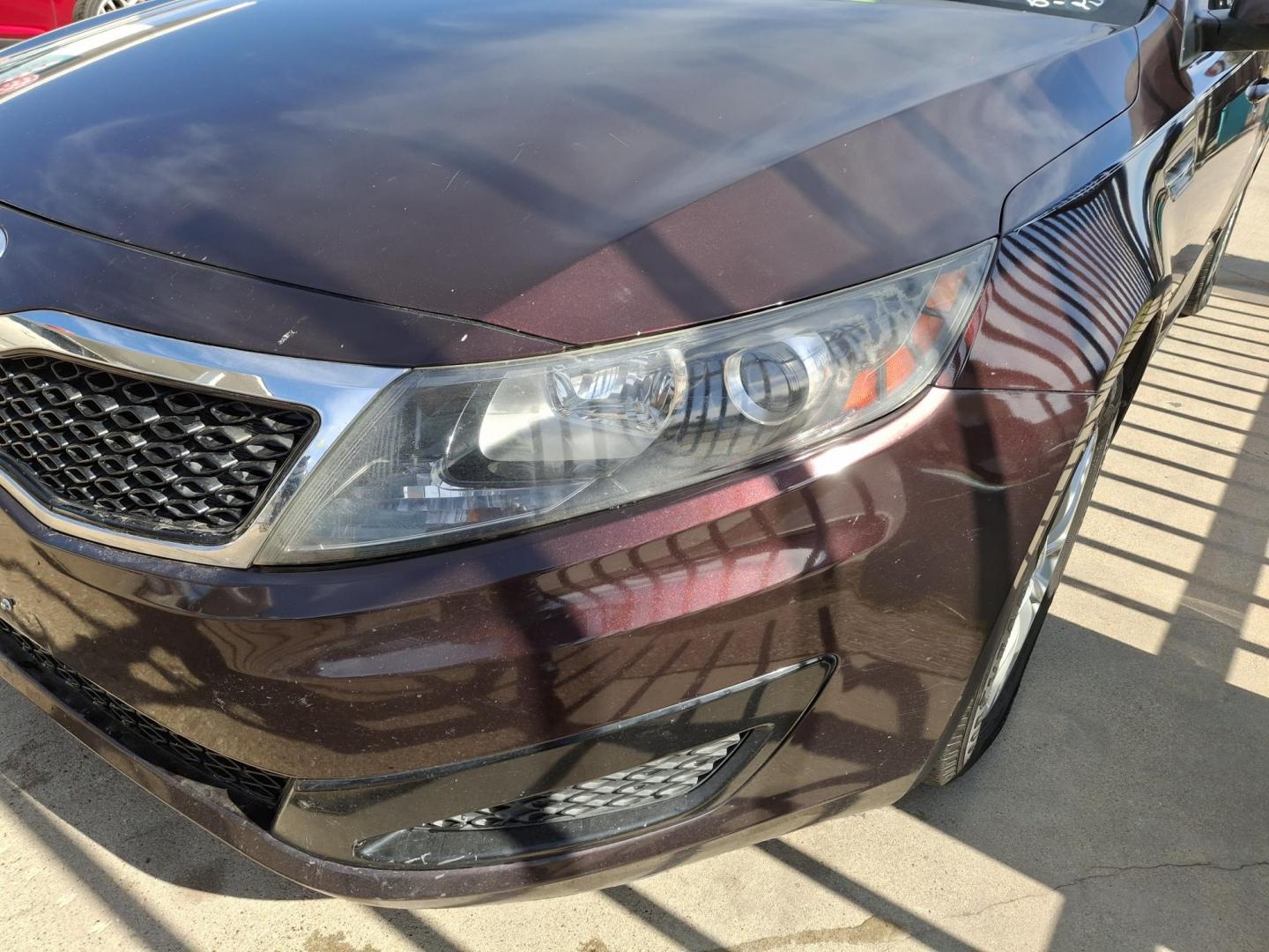 2011 MAROON Kia Optima EX (KNAGM4A73B5) with an 2.4L L4 DOHC 16V engine, 6-Speed Automatic transmission, located at 2001 E. Lancaster, Ft. Worth, 76103, (817) 336-7000, 32.746181, -97.301018 - Photo#4