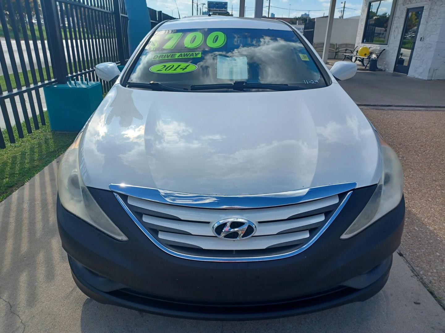 2014 WHITE /BLACK Hyundai Sonata GLS (5NPEB4AC8EH) with an 2.4L L4 DOHC 16V engine, 6-Speed Automatic transmission, located at 2001 E. Lancaster, Ft. Worth, 76103, (817) 336-7000, 32.746181, -97.301018 - Photo#3