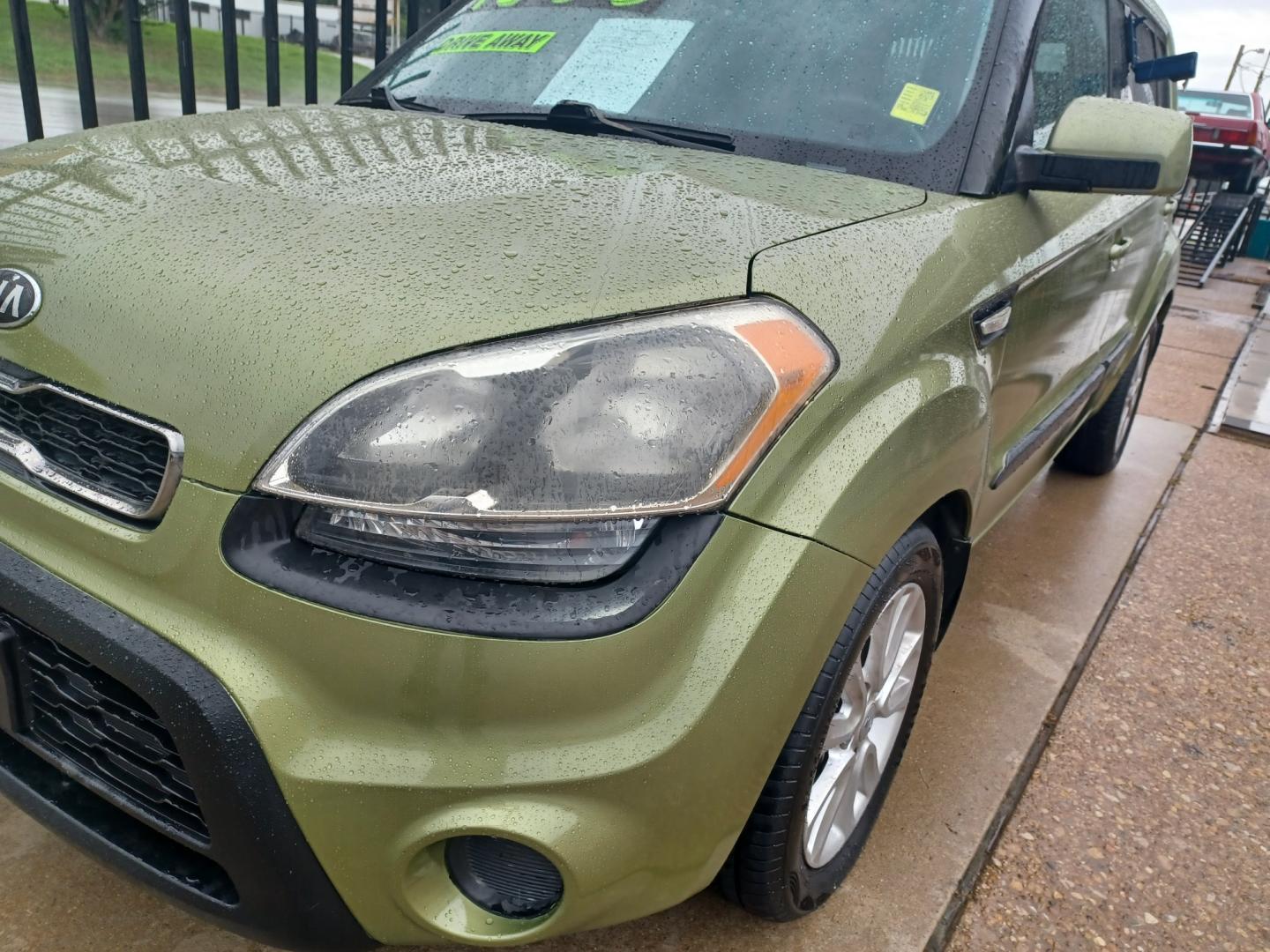 2013 GREEN Kia Soul Base (KNDJT2A59D7) with an 1.6L L4 DOHC 16V engine, AUTOMATIC transmission, located at 2001 E. Lancaster, Ft. Worth, 76103, (817) 336-7000, 32.746181, -97.301018 - Photo#4