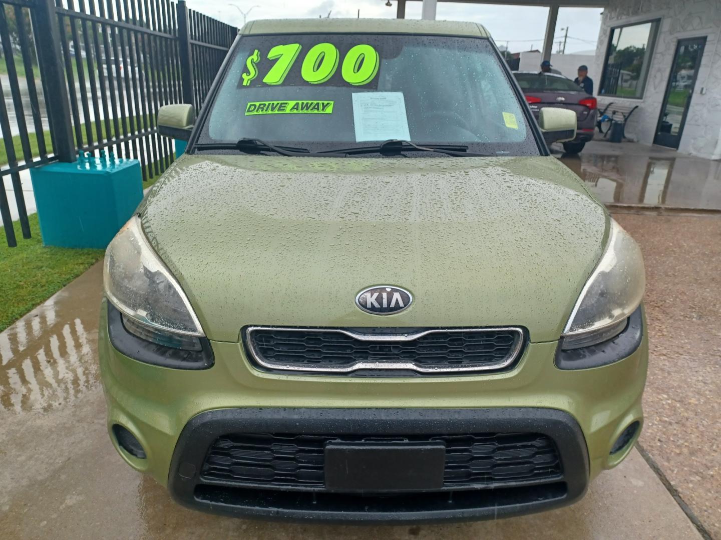 2013 GREEN Kia Soul Base (KNDJT2A59D7) with an 1.6L L4 DOHC 16V engine, AUTOMATIC transmission, located at 2001 E. Lancaster, Ft. Worth, 76103, (817) 336-7000, 32.746181, -97.301018 - Photo#3