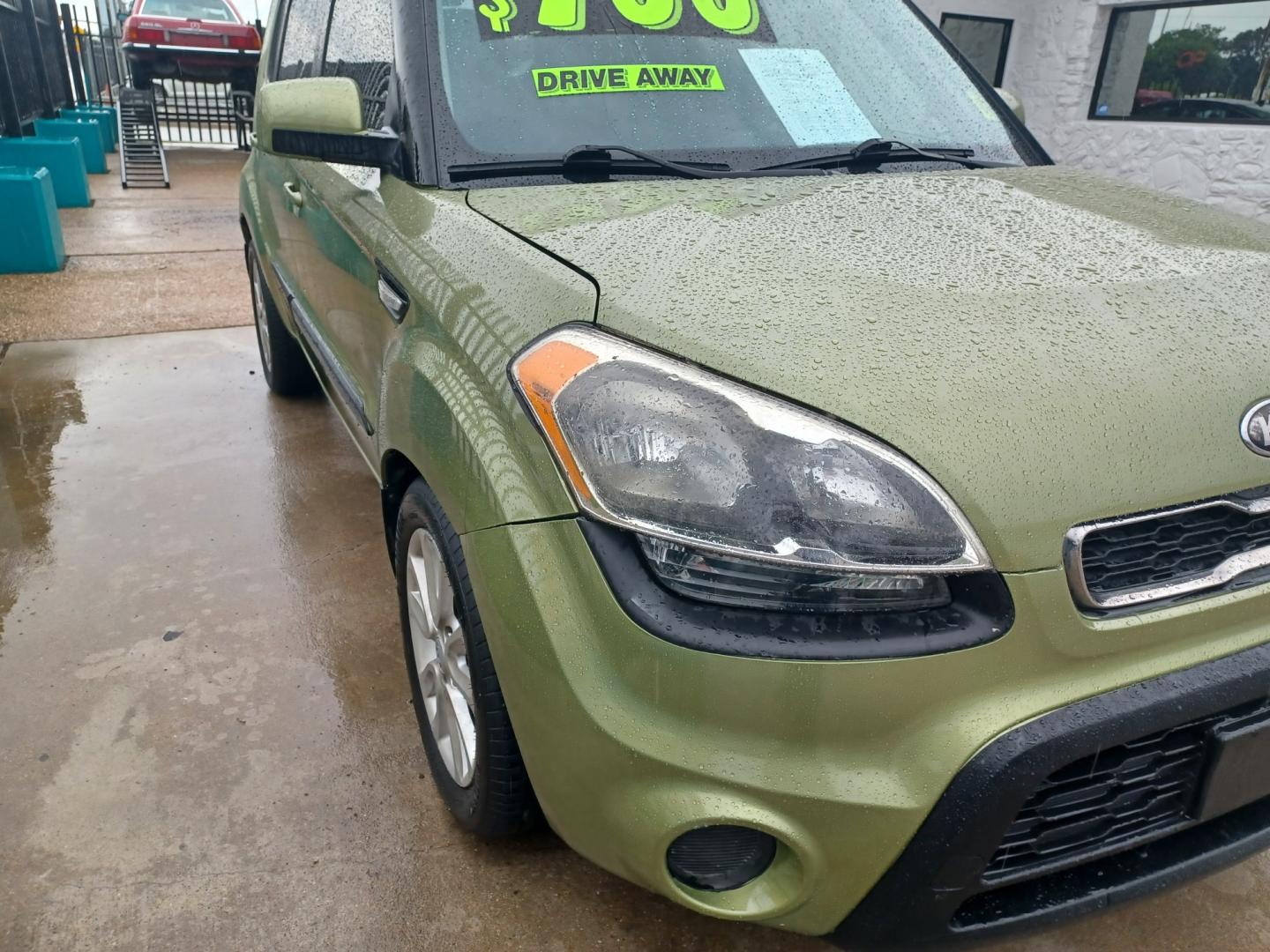 2013 GREEN Kia Soul Base (KNDJT2A59D7) with an 1.6L L4 DOHC 16V engine, AUTOMATIC transmission, located at 2001 E. Lancaster, Ft. Worth, 76103, (817) 336-7000, 32.746181, -97.301018 - Photo#2