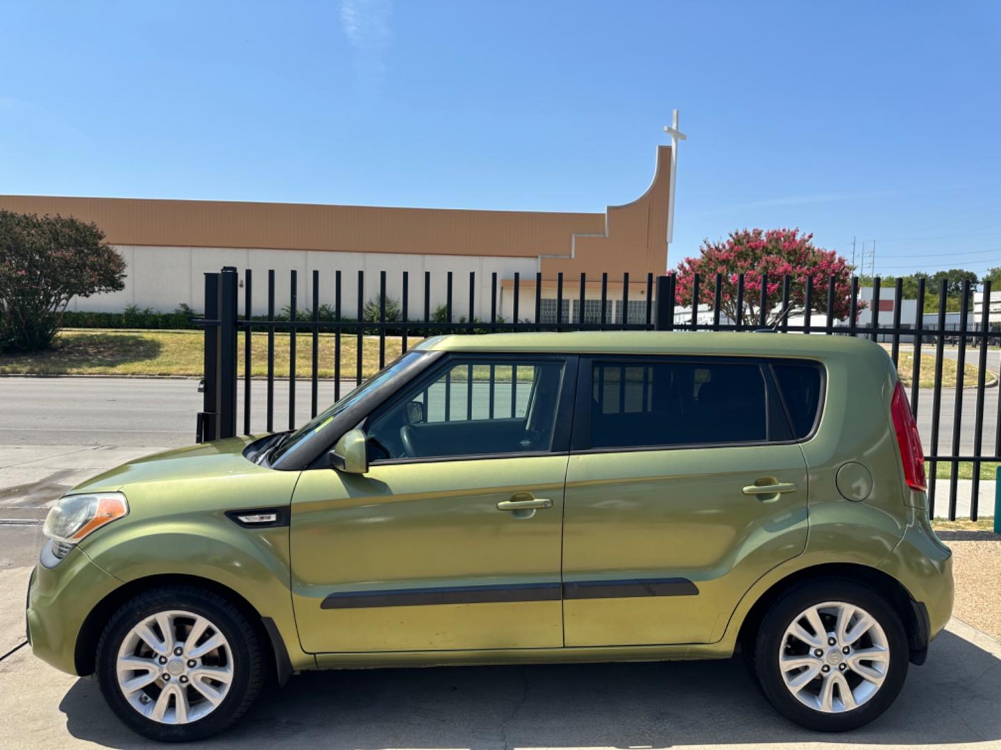 2013 GREEN Kia Soul Base (KNDJT2A59D7) with an 1.6L L4 DOHC 16V engine, AUTOMATIC transmission, located at 2001 E. Lancaster, Ft. Worth, 76103, (817) 336-7000, 32.746181, -97.301018 - Photo#0