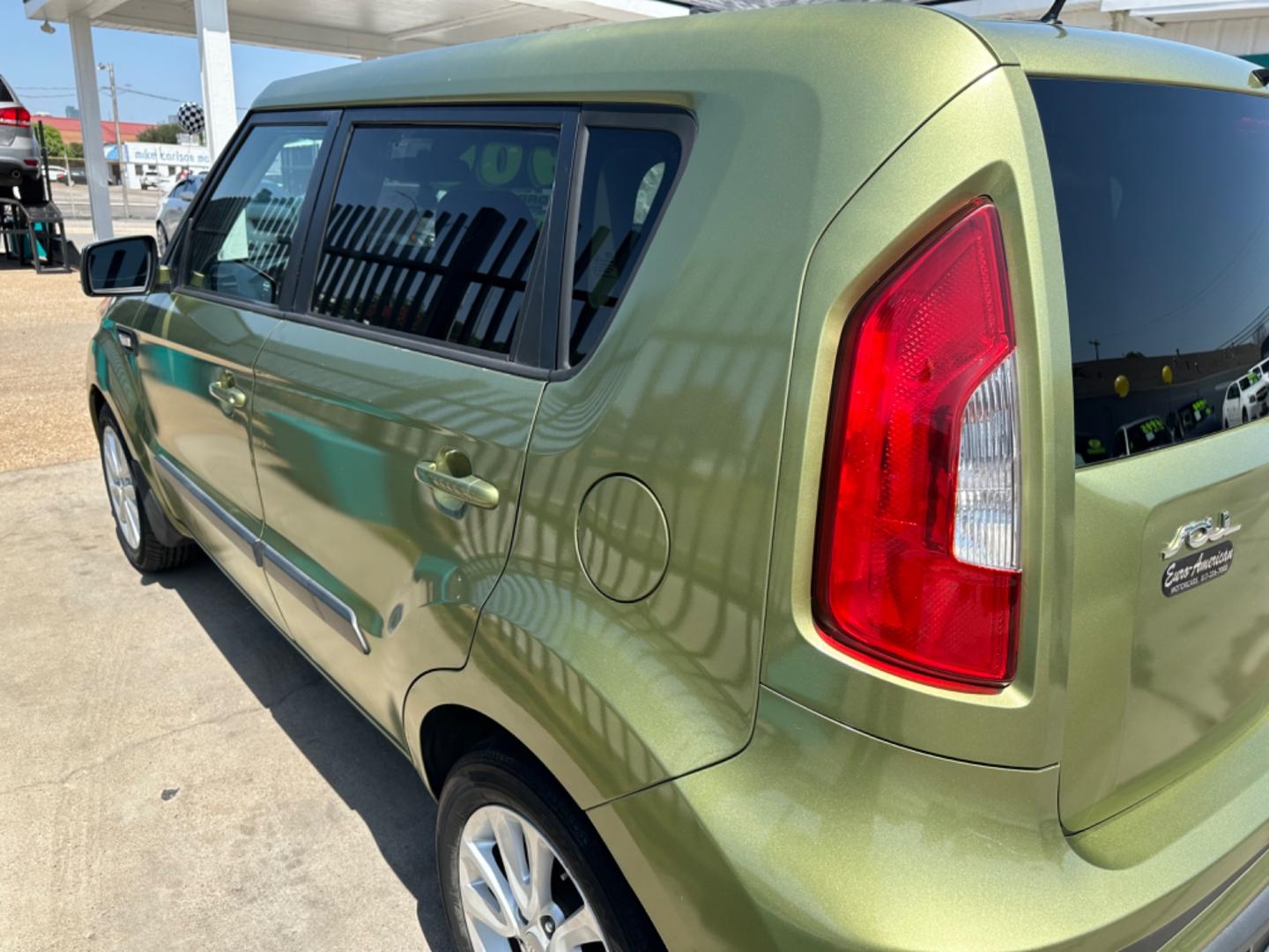 2013 GREEN Kia Soul Base (KNDJT2A59D7) with an 1.6L L4 DOHC 16V engine, AUTOMATIC transmission, located at 2001 E. Lancaster, Ft. Worth, 76103, (817) 336-7000, 32.746181, -97.301018 - Photo#7