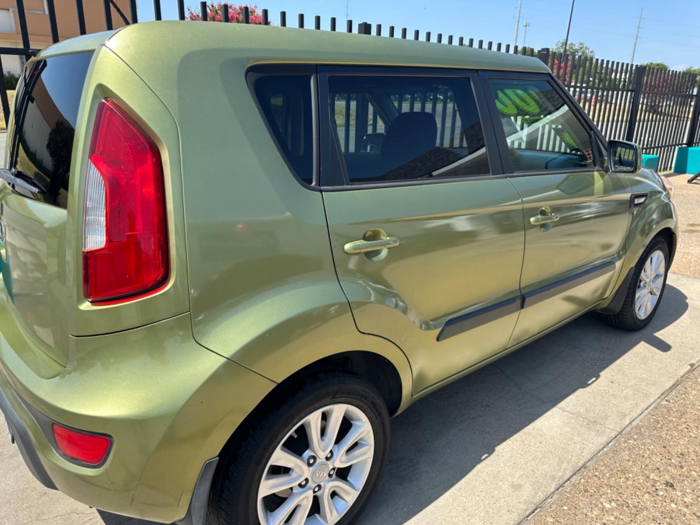 2013 GREEN Kia Soul Base (KNDJT2A59D7) with an 1.6L L4 DOHC 16V engine, AUTOMATIC transmission, located at 2001 E. Lancaster, Ft. Worth, 76103, (817) 336-7000, 32.746181, -97.301018 - Photo#5