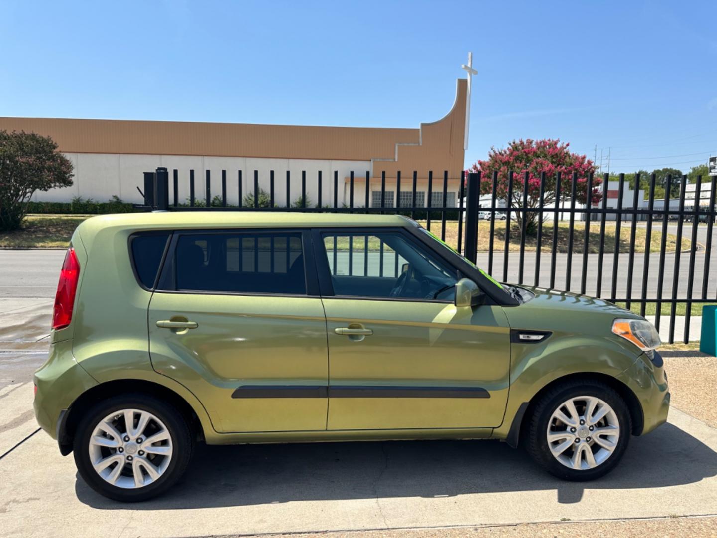 2013 GREEN Kia Soul Base (KNDJT2A59D7) with an 1.6L L4 DOHC 16V engine, AUTOMATIC transmission, located at 2001 E. Lancaster, Ft. Worth, 76103, (817) 336-7000, 32.746181, -97.301018 - Photo#1