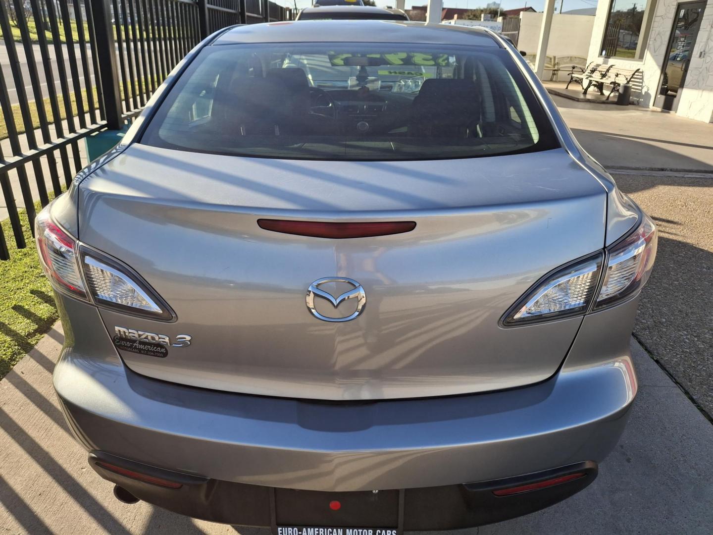 2010 SILVER Mazda MAZDA3 I TOURING (JM1BL1SF6A1) with an 2.0L DOHC EFI 16-valve I4 engine engine, 5-Speed Automatic Overdrive transmission, located at 2001 E. Lancaster, Ft. Worth, 76103, (817) 336-7000, 32.746181, -97.301018 - Photo#5