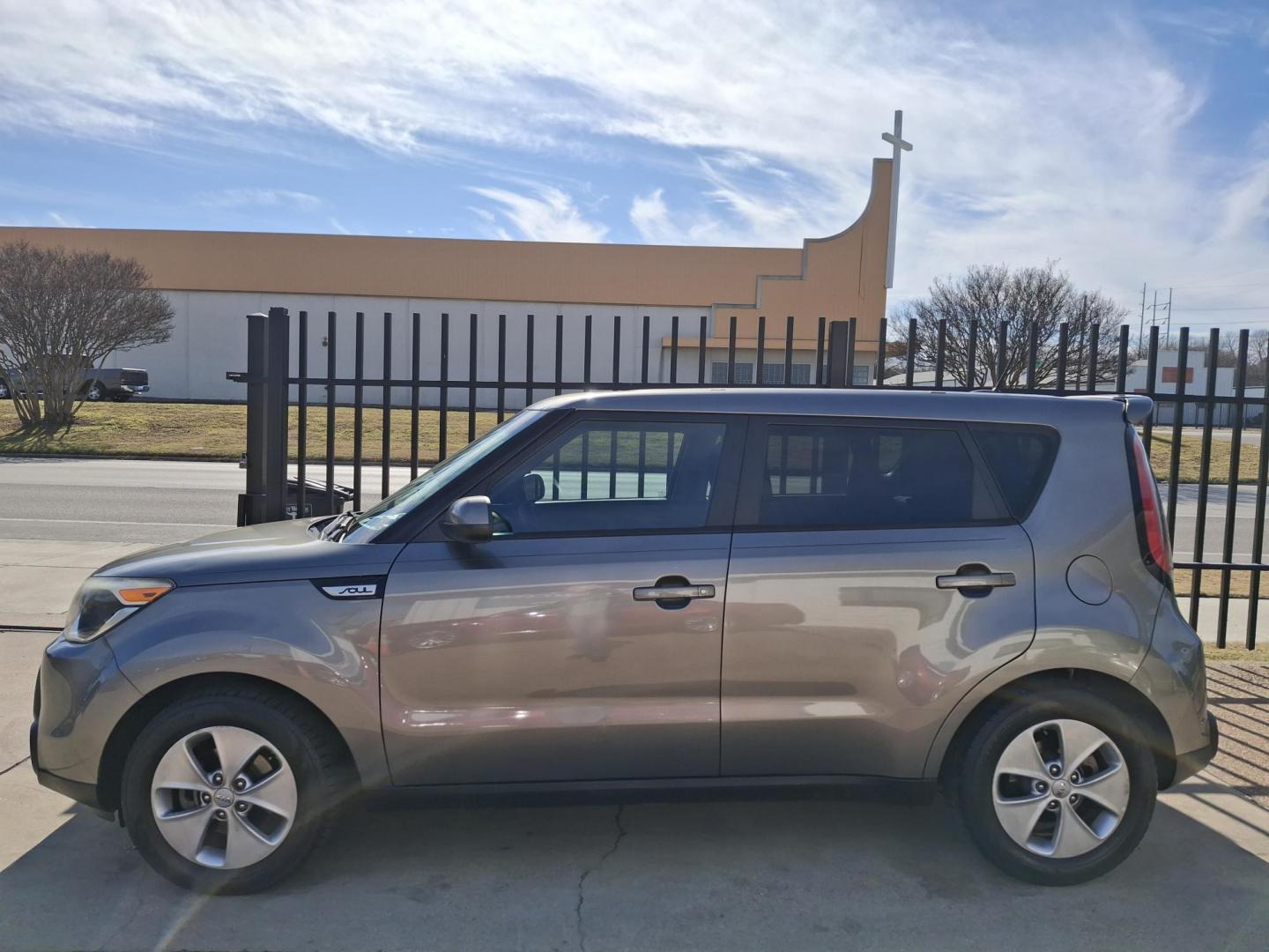 2015 GRAY /GRAY Kia Soul Base (KNDJN2A25F7) with an 1.6L L4 DOHC 16V engine, AUTOMATIC transmission, located at 2001 E. Lancaster, Ft. Worth, 76103, (817) 336-7000, 32.746181, -97.301018 - Photo#0