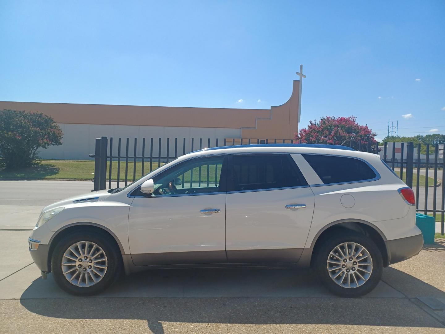 2011 WHITE /GRAY, LEATHER Buick Enclave CXL-1 AWD (5GAKVBED0BJ) with an 3.6L V6 DOHC 24V engine, 6-Speed Automatic Overdrive transmission, located at 2001 E. Lancaster, Ft. Worth, 76103, (817) 336-7000, 32.746181, -97.301018 - Photo#0