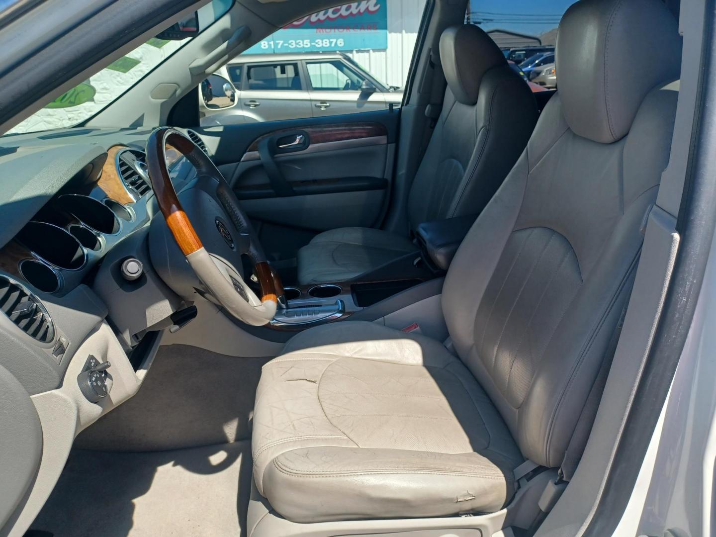 2011 WHITE /GRAY, LEATHER Buick Enclave CXL-1 AWD (5GAKVBED0BJ) with an 3.6L V6 DOHC 24V engine, 6-Speed Automatic Overdrive transmission, located at 2001 E. Lancaster, Ft. Worth, 76103, (817) 336-7000, 32.746181, -97.301018 - Photo#9