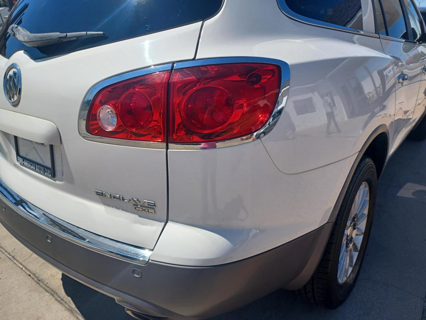 2011 WHITE /GRAY, LEATHER Buick Enclave CXL-1 AWD (5GAKVBED0BJ) with an 3.6L V6 DOHC 24V engine, 6-Speed Automatic Overdrive transmission, located at 2001 E. Lancaster, Ft. Worth, 76103, (817) 336-7000, 32.746181, -97.301018 - Photo#5