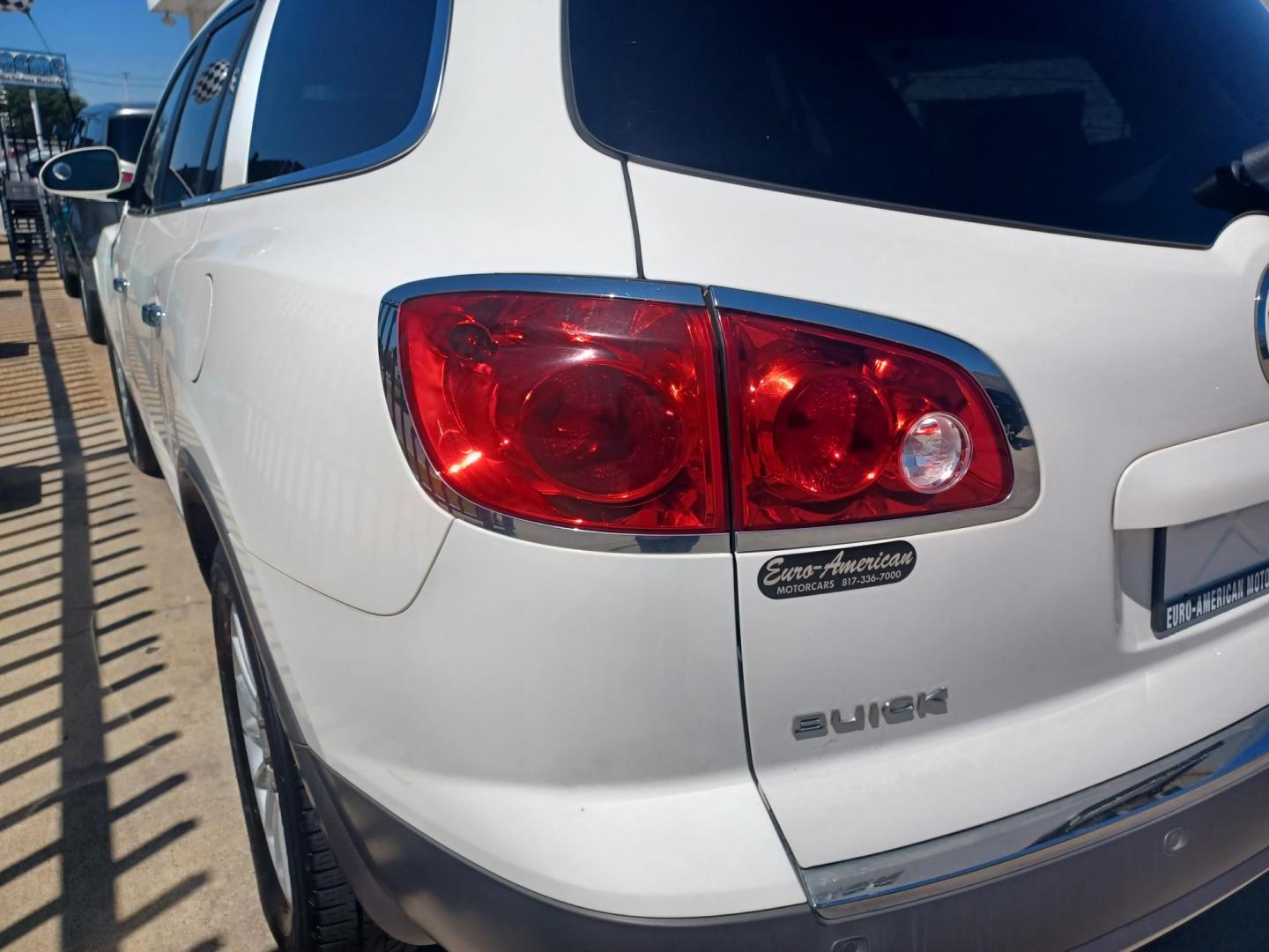 2011 WHITE /GRAY, LEATHER Buick Enclave CXL-1 AWD (5GAKVBED0BJ) with an 3.6L V6 DOHC 24V engine, 6-Speed Automatic Overdrive transmission, located at 2001 E. Lancaster, Ft. Worth, 76103, (817) 336-7000, 32.746181, -97.301018 - Photo#7