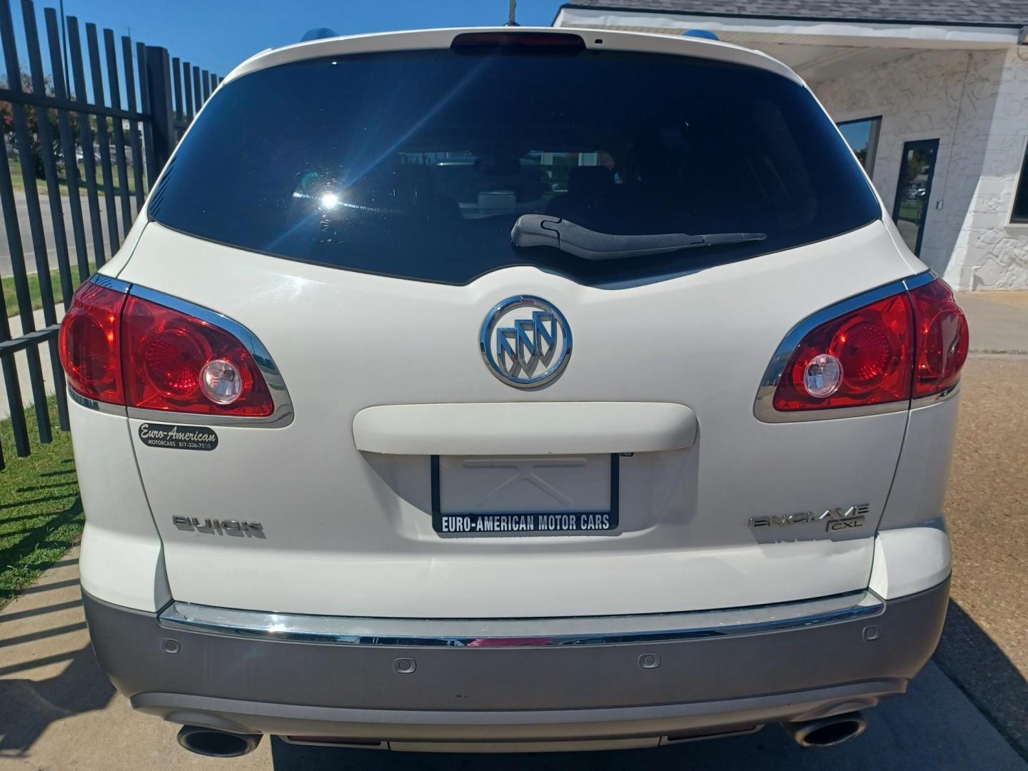 2011 WHITE /GRAY, LEATHER Buick Enclave CXL-1 AWD (5GAKVBED0BJ) with an 3.6L V6 DOHC 24V engine, 6-Speed Automatic Overdrive transmission, located at 2001 E. Lancaster, Ft. Worth, 76103, (817) 336-7000, 32.746181, -97.301018 - Photo#6