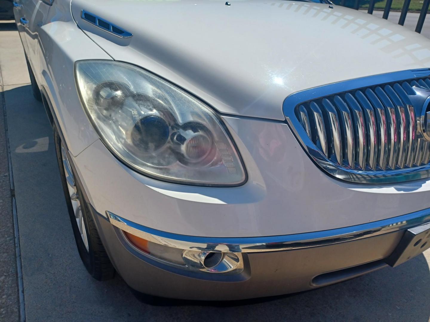 2011 WHITE /GRAY, LEATHER Buick Enclave CXL-1 AWD (5GAKVBED0BJ) with an 3.6L V6 DOHC 24V engine, 6-Speed Automatic Overdrive transmission, located at 2001 E. Lancaster, Ft. Worth, 76103, (817) 336-7000, 32.746181, -97.301018 - Photo#2