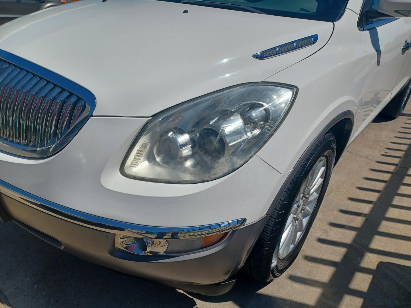 2011 WHITE /GRAY, LEATHER Buick Enclave CXL-1 AWD (5GAKVBED0BJ) with an 3.6L V6 DOHC 24V engine, 6-Speed Automatic Overdrive transmission, located at 2001 E. Lancaster, Ft. Worth, 76103, (817) 336-7000, 32.746181, -97.301018 - Photo#4