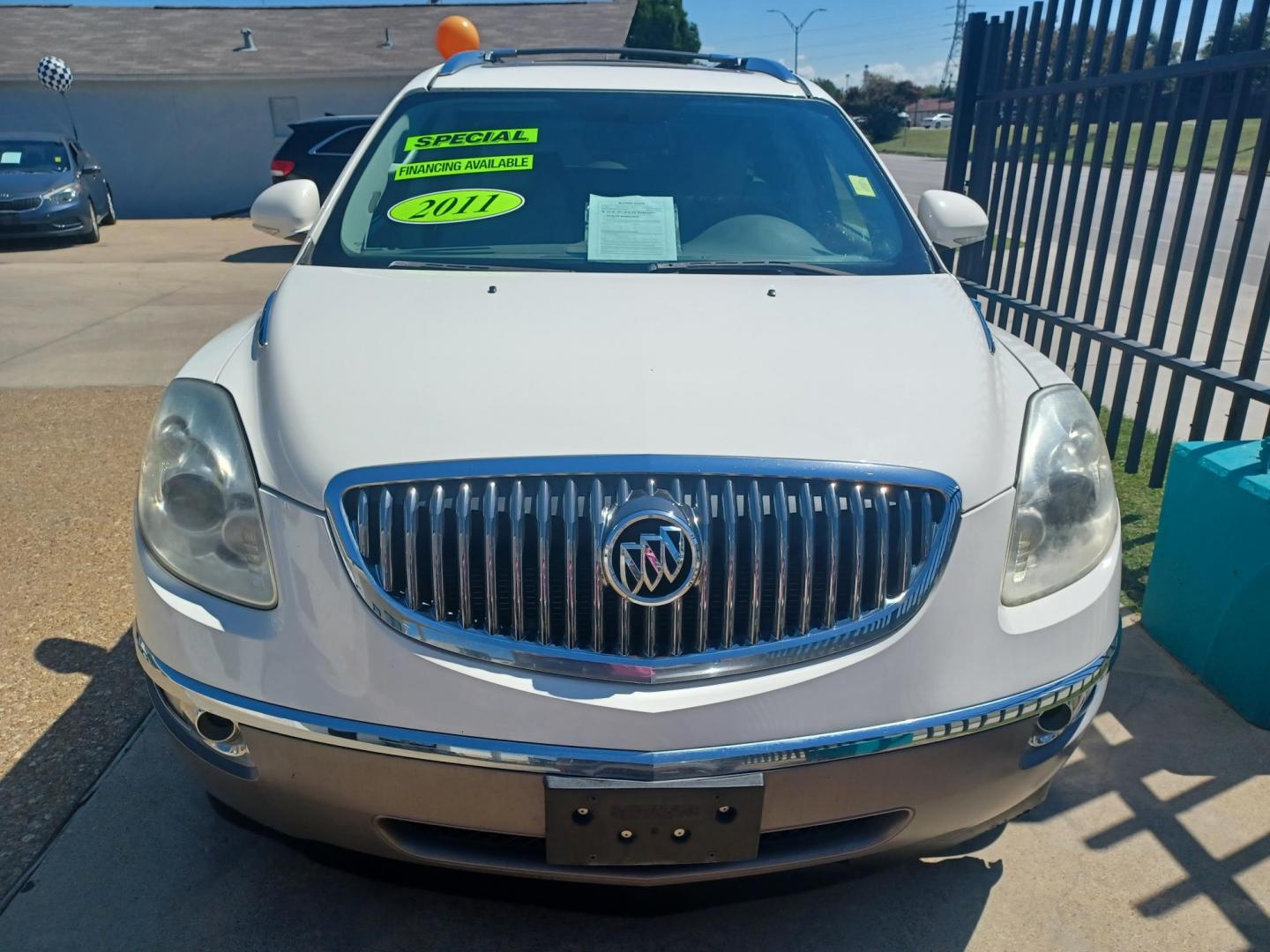 2011 WHITE /GRAY, LEATHER Buick Enclave CXL-1 AWD (5GAKVBED0BJ) with an 3.6L V6 DOHC 24V engine, 6-Speed Automatic Overdrive transmission, located at 2001 E. Lancaster, Ft. Worth, 76103, (817) 336-7000, 32.746181, -97.301018 - Photo#3