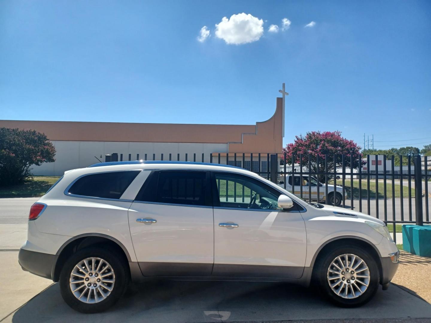 2011 WHITE /GRAY, LEATHER Buick Enclave CXL-1 AWD (5GAKVBED0BJ) with an 3.6L V6 DOHC 24V engine, 6-Speed Automatic Overdrive transmission, located at 2001 E. Lancaster, Ft. Worth, 76103, (817) 336-7000, 32.746181, -97.301018 - Photo#1