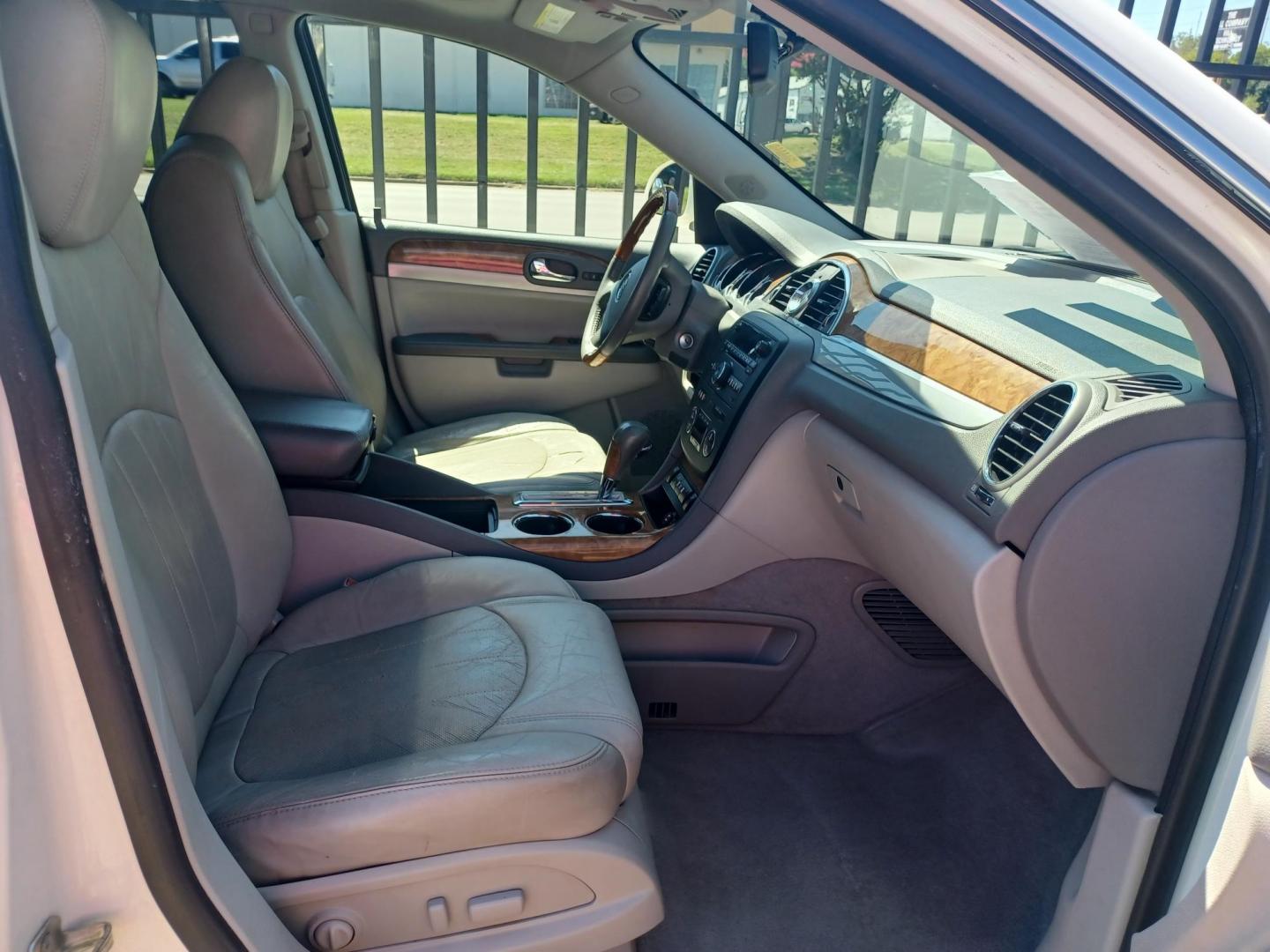 2011 WHITE /GRAY, LEATHER Buick Enclave CXL-1 AWD (5GAKVBED0BJ) with an 3.6L V6 DOHC 24V engine, 6-Speed Automatic Overdrive transmission, located at 2001 E. Lancaster, Ft. Worth, 76103, (817) 336-7000, 32.746181, -97.301018 - Photo#20