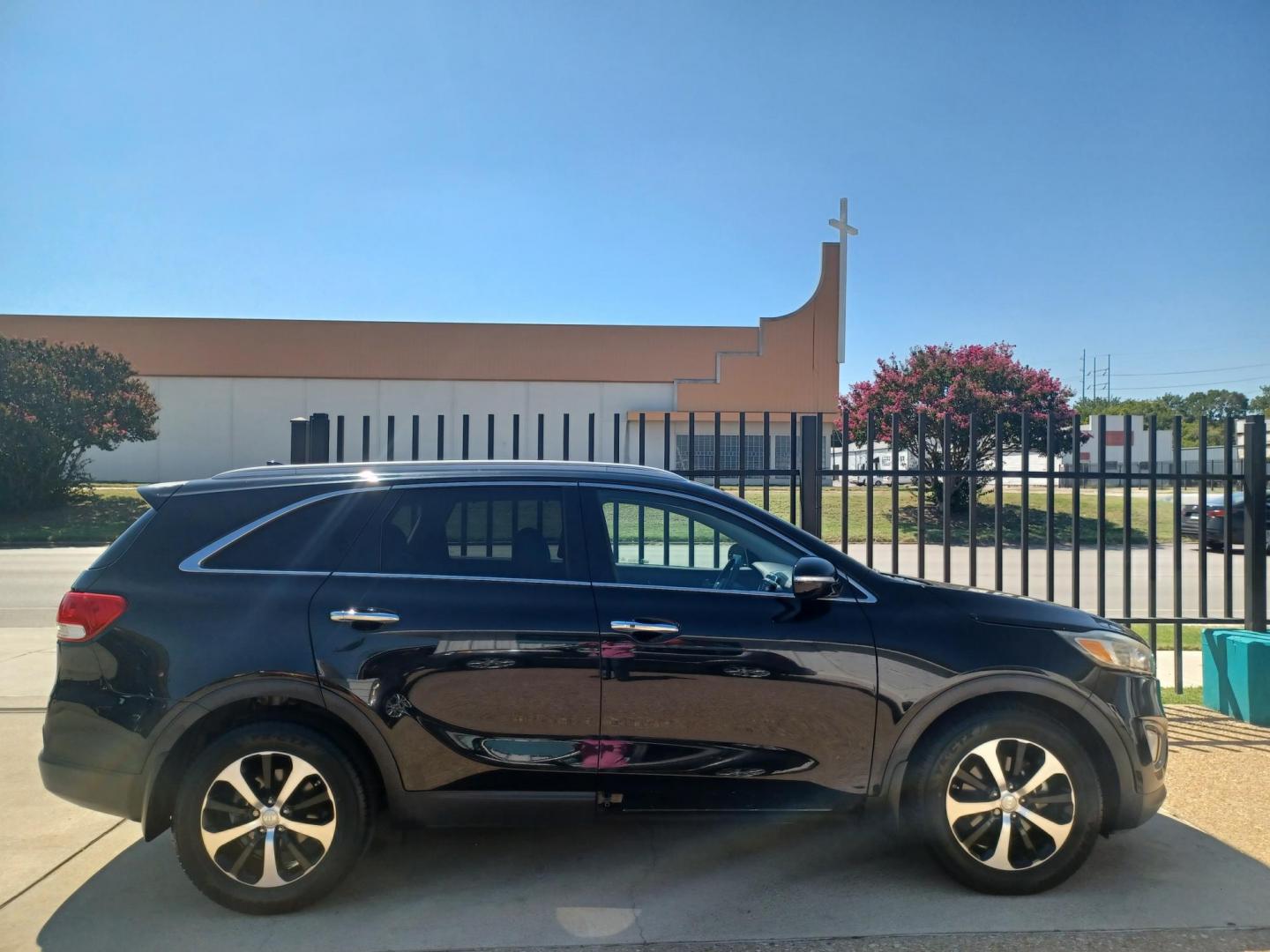 2016 BLACK /GRAY, LEATHER Kia Sorento EX 2WD (5XYPH4A1XGG) with an 2.4L L4 DOHC 16V engine, 6-Speed Automatic transmission, located at 2001 E. Lancaster, Ft. Worth, 76103, (817) 336-7000, 32.746181, -97.301018 - Photo#1