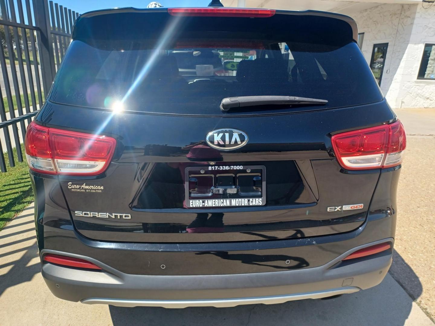 2016 BLACK /GRAY, LEATHER Kia Sorento EX 2WD (5XYPH4A1XGG) with an 2.4L L4 DOHC 16V engine, 6-Speed Automatic transmission, located at 2001 E. Lancaster, Ft. Worth, 76103, (817) 336-7000, 32.746181, -97.301018 - Photo#6