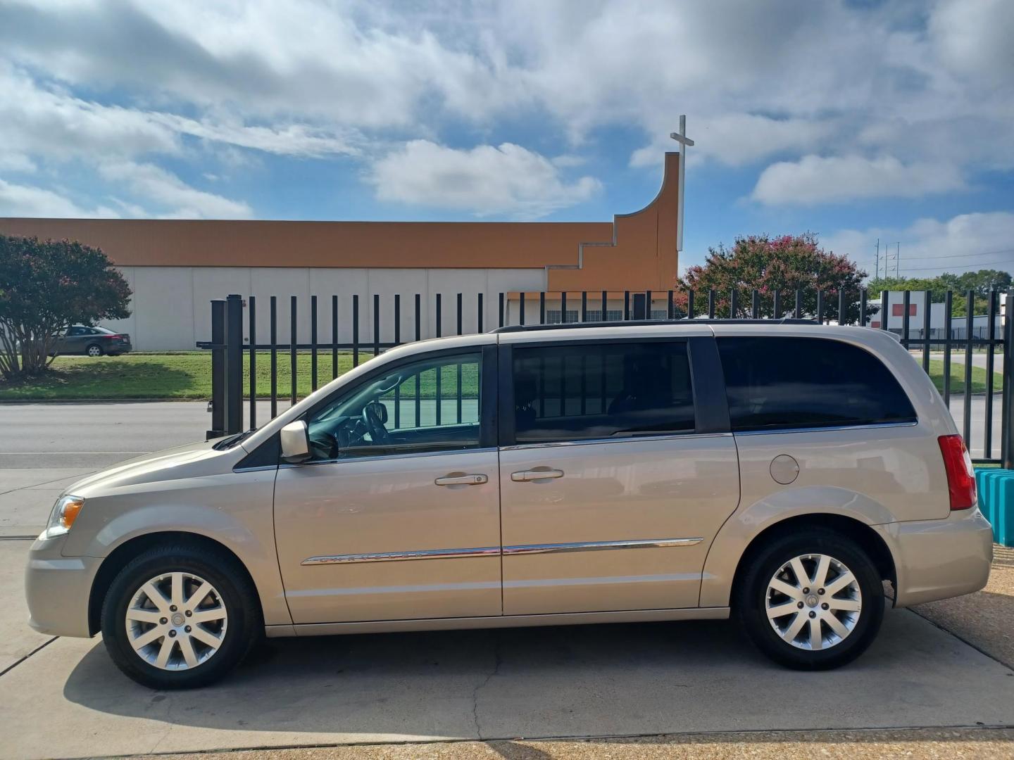 2016 GOLD /BLACK & TAN, LEATHER Chrysler Town & Country Touring (2C4RC1BG5GR) with an 3.6L V6 DOHC 24V engine, 6A transmission, located at 2001 E. Lancaster, Ft. Worth, 76103, (817) 336-7000, 32.746181, -97.301018 - Photo#0