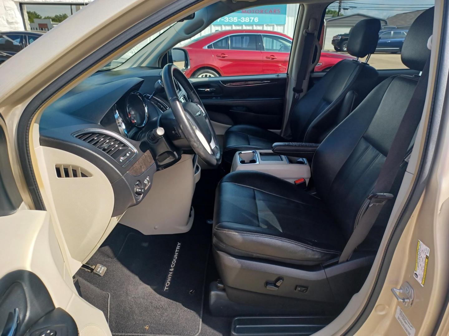 2016 GOLD /BLACK & TAN, LEATHER Chrysler Town & Country Touring (2C4RC1BG5GR) with an 3.6L V6 DOHC 24V engine, 6A transmission, located at 2001 E. Lancaster, Ft. Worth, 76103, (817) 336-7000, 32.746181, -97.301018 - Photo#9