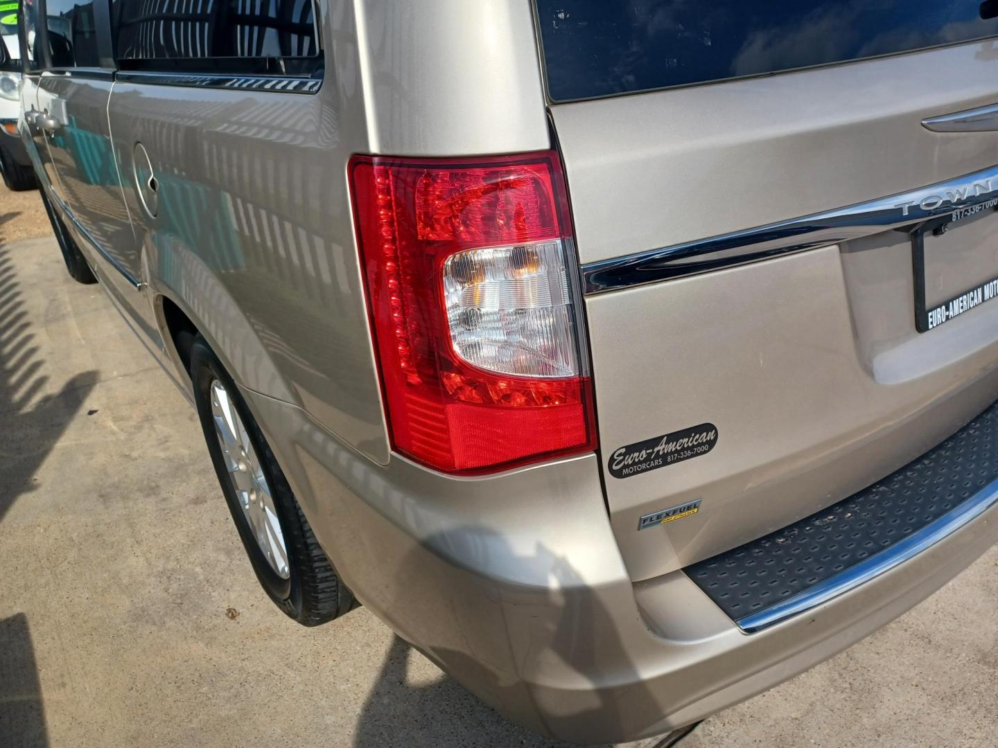 2016 GOLD /BLACK & TAN, LEATHER Chrysler Town & Country Touring (2C4RC1BG5GR) with an 3.6L V6 DOHC 24V engine, 6A transmission, located at 2001 E. Lancaster, Ft. Worth, 76103, (817) 336-7000, 32.746181, -97.301018 - Photo#5