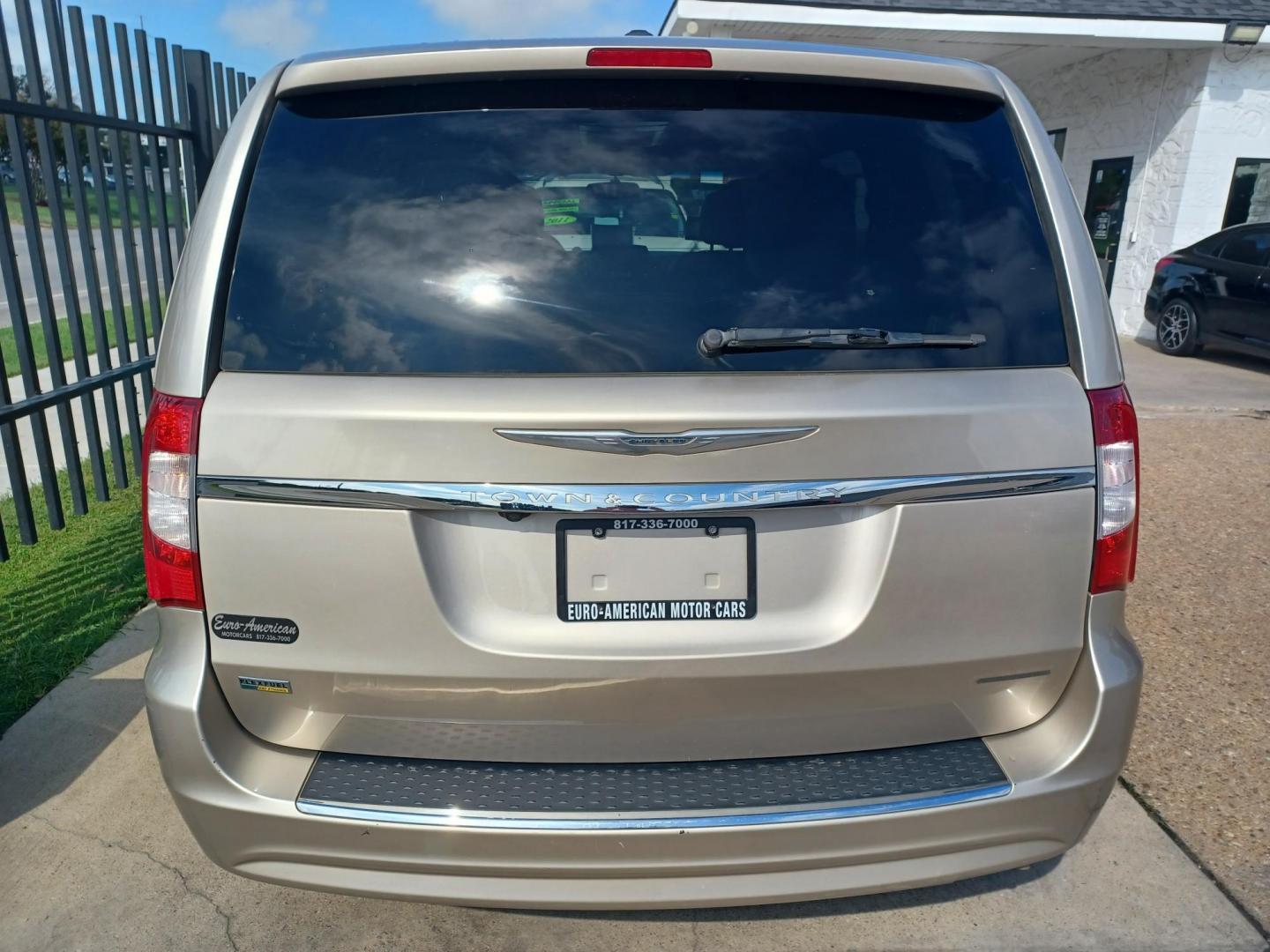 2016 GOLD /BLACK & TAN, LEATHER Chrysler Town & Country Touring (2C4RC1BG5GR) with an 3.6L V6 DOHC 24V engine, 6A transmission, located at 2001 E. Lancaster, Ft. Worth, 76103, (817) 336-7000, 32.746181, -97.301018 - Photo#6