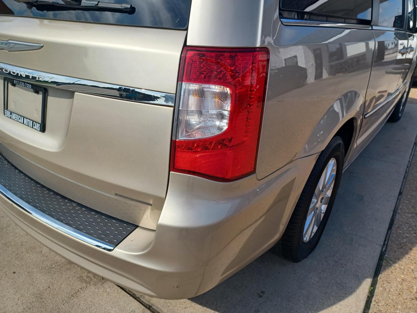 2016 GOLD /BLACK & TAN, LEATHER Chrysler Town & Country Touring (2C4RC1BG5GR) with an 3.6L V6 DOHC 24V engine, 6A transmission, located at 2001 E. Lancaster, Ft. Worth, 76103, (817) 336-7000, 32.746181, -97.301018 - Photo#7