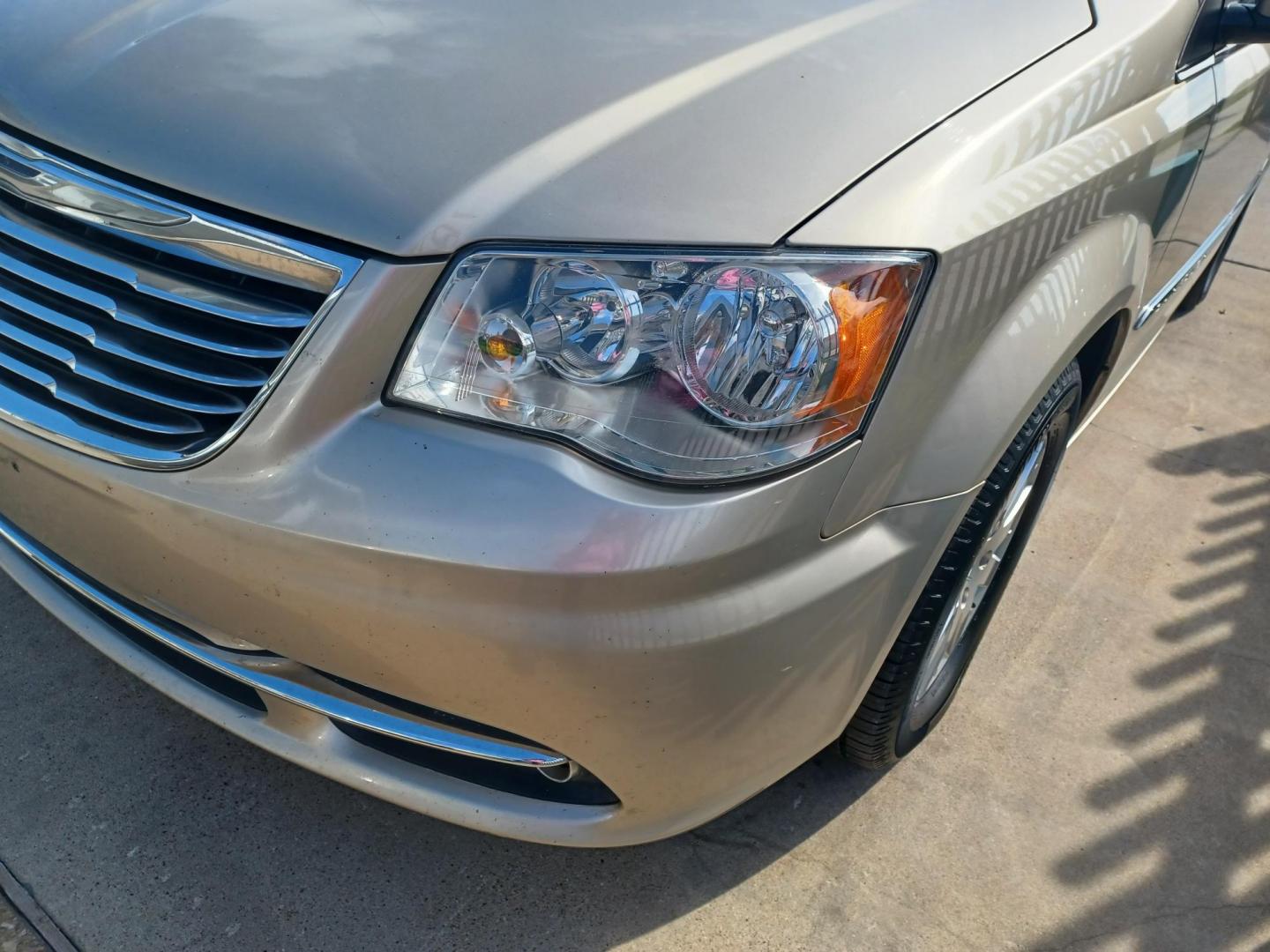 2016 GOLD /BLACK & TAN, LEATHER Chrysler Town & Country Touring (2C4RC1BG5GR) with an 3.6L V6 DOHC 24V engine, 6A transmission, located at 2001 E. Lancaster, Ft. Worth, 76103, (817) 336-7000, 32.746181, -97.301018 - Photo#4